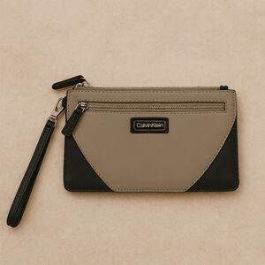 CALVIN KLEIN SAFFIANO LEATHER WRISTLET MEDIUM GRAY BLACK